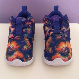 Toddler girl neon and royal floral Nike’s size 7C